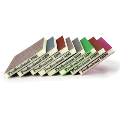 Spugne abrasive flessibili in diverse grane, ideali per la levigatura e finitura manuale di superfici piane o sagomate.